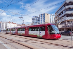 Le tramway de Clermont Ferrand décoré aux couleurs du pacte vert